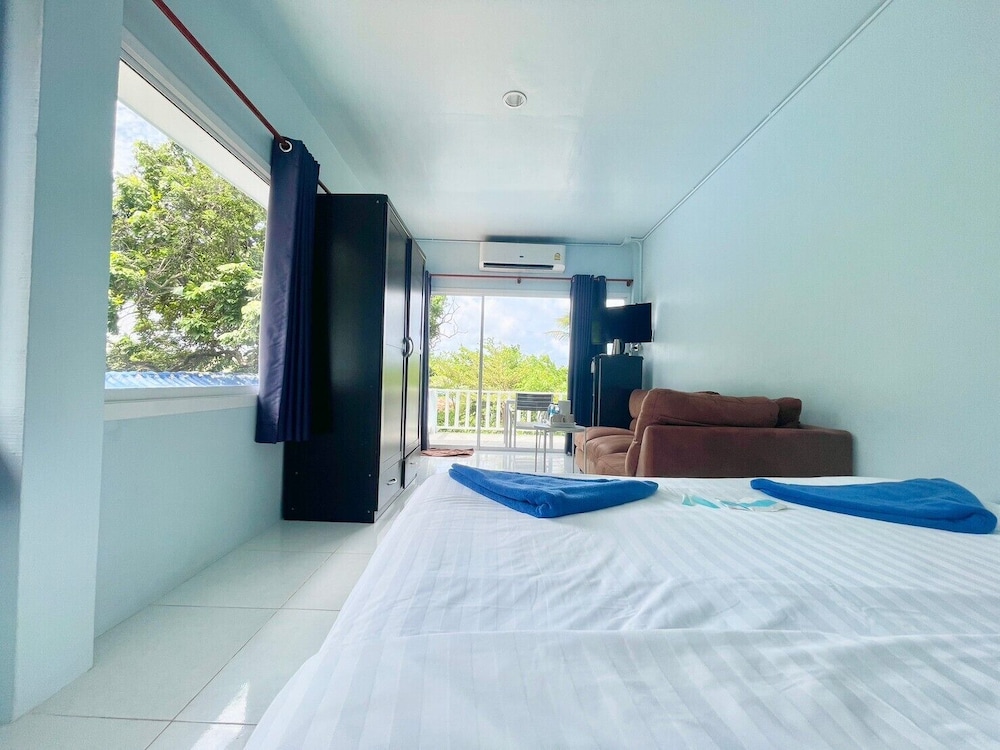 Naiharn On The Rock Resort 7/50