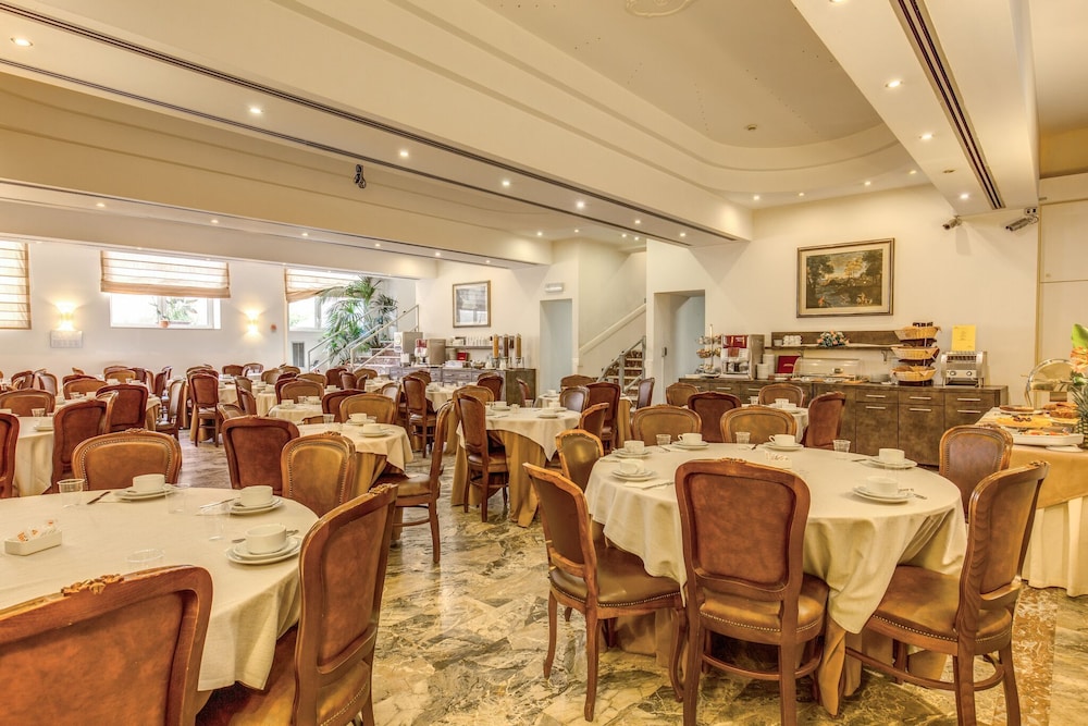 Pinewood Hotel Rome 58/70