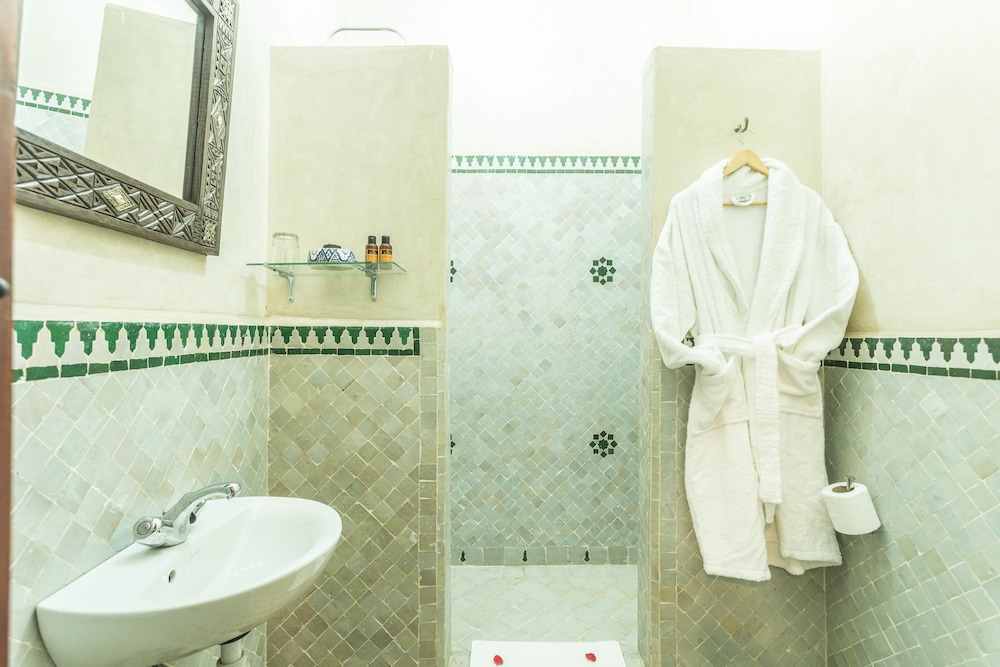 RIAD NASREEN 70/76