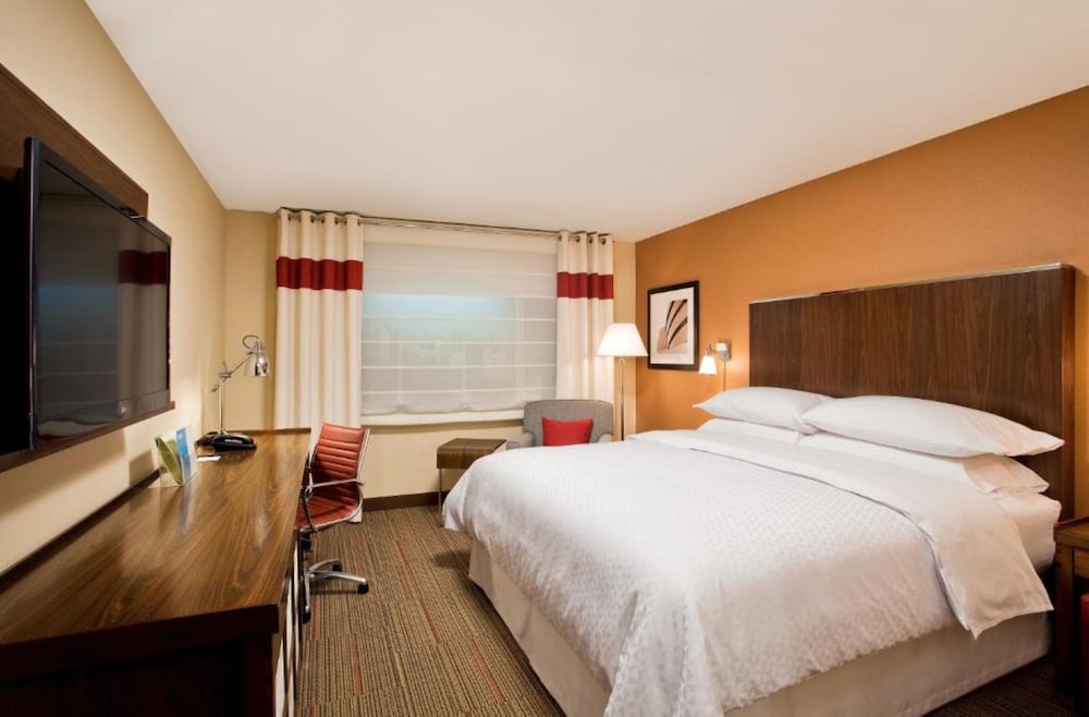 ROOM, KING BED