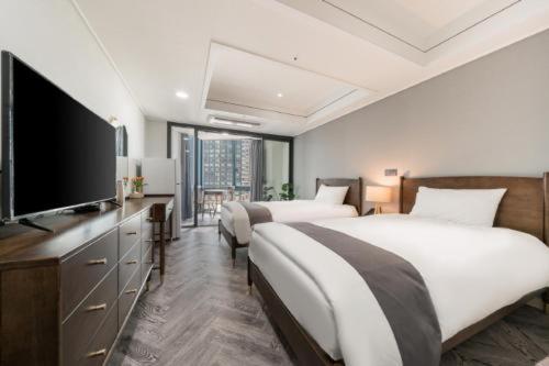 Roof Top, Superior, Twin Beds, Partial Ocean View, Pool Access