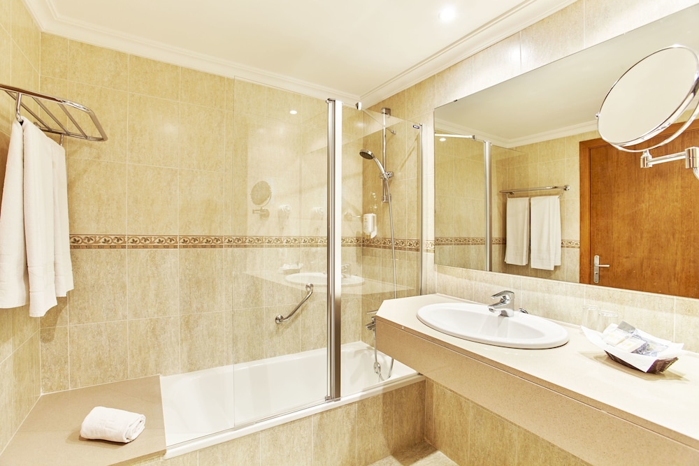 غرفة بسريرين منفصلين بإطلالة على البحر بشرفة، Universal Hotel Castell Royal 3/3