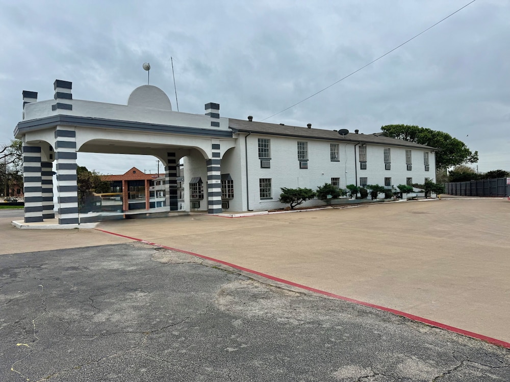 Sherman Inn 40/46