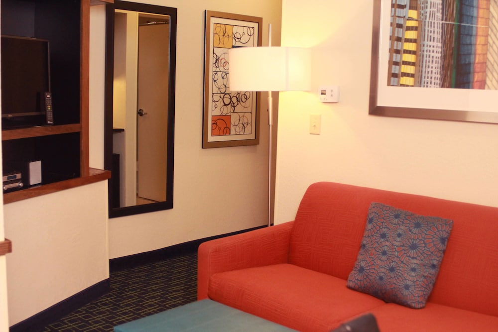 Fairfield Inn Suites Fairmont 10/19