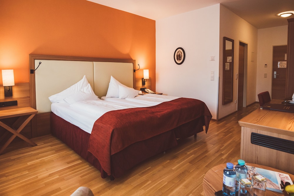 Twin Beds, Lake View
