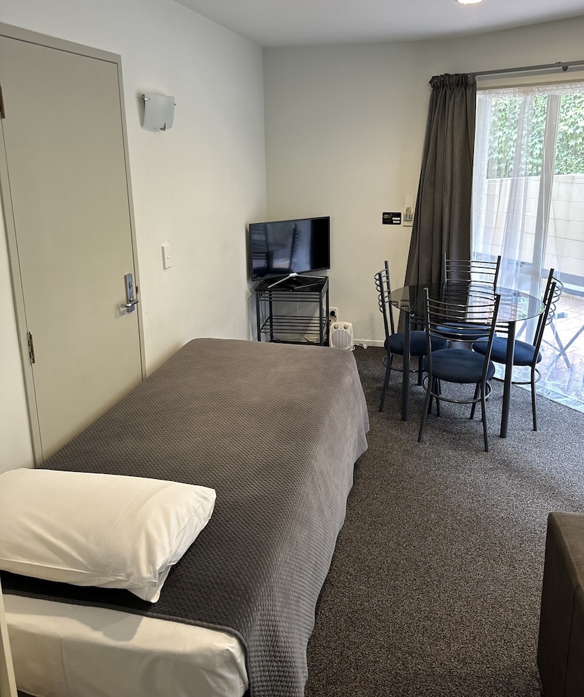 SUITE, GROUND FLOOR