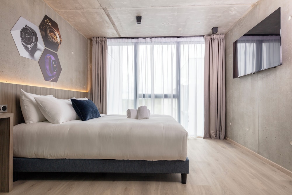 Comfort, Queen Bed, Pool Access