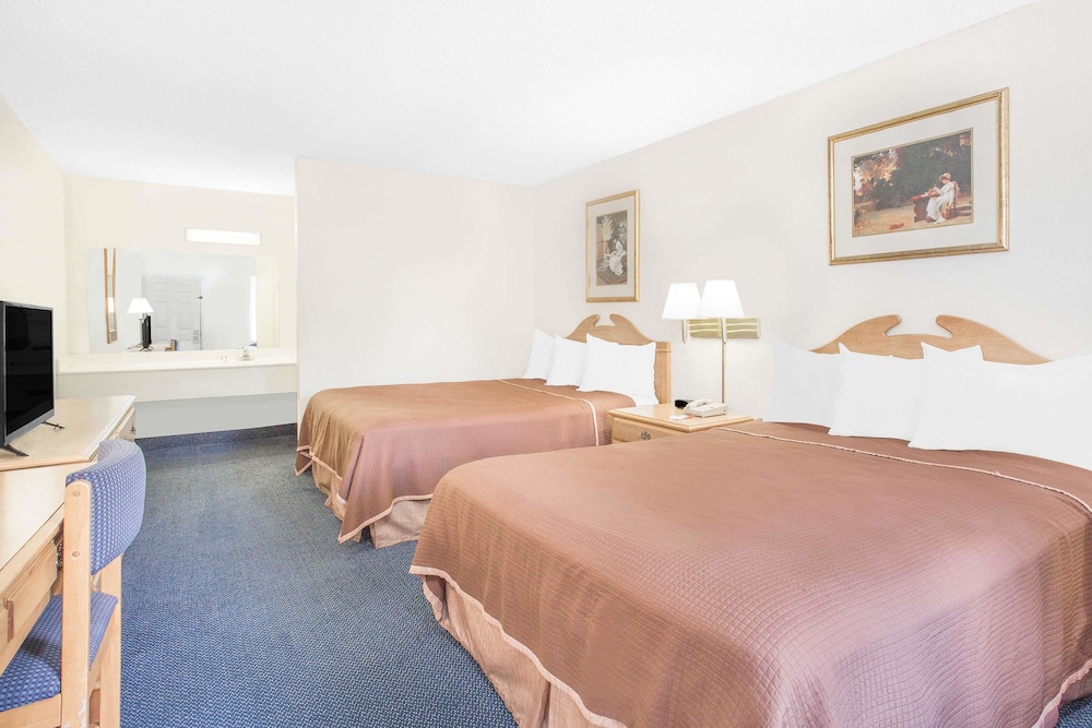 room, 2 queen beds, smoking