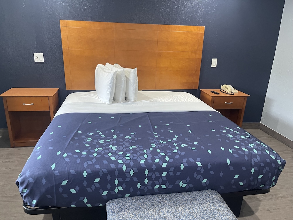 ROOM, KING BED