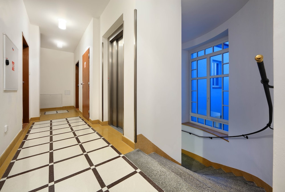 SALVATOR SUPERIOR APARTMENTS 20/36