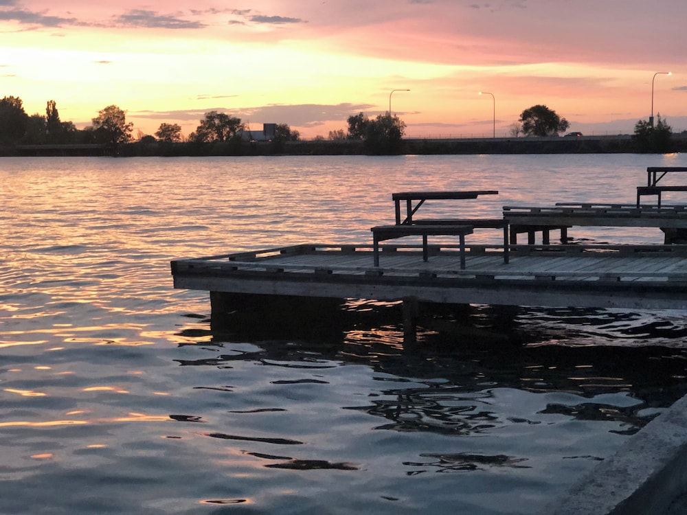 Lakeshore Inn 47/53