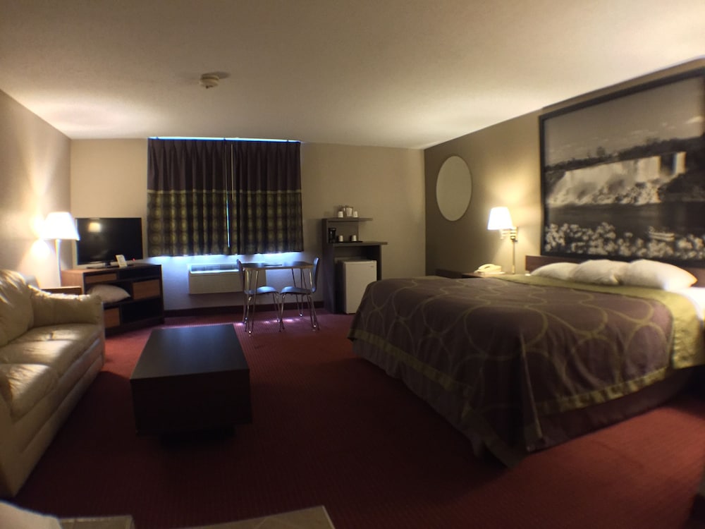 Super 8 by Wyndham Niagara Falls NY 10/25