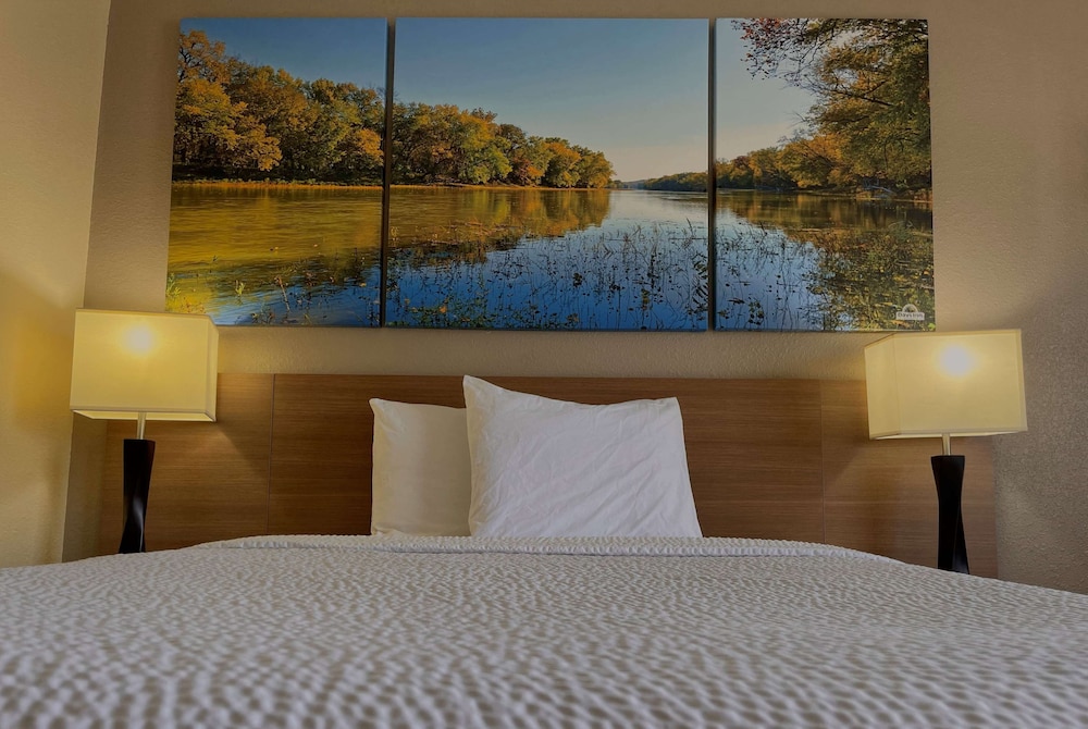 Days Inn & Suites by Wyndham Kaukauna WI 32/58