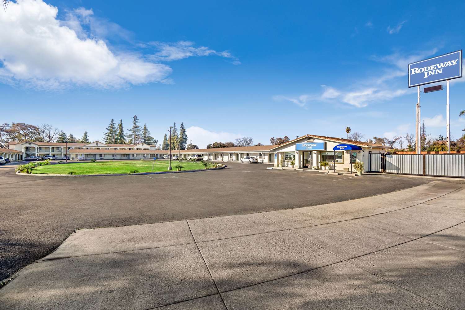Rodeway Inn Stockton Highway 99 13/17