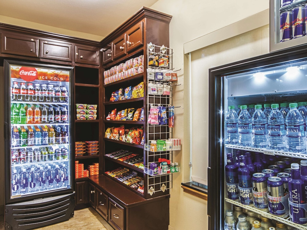 La Quinta Inn & Suites by Wyndham Houston New Caney 26/35