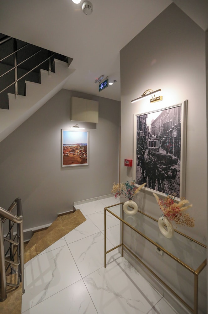 Dove Hotel 24/47