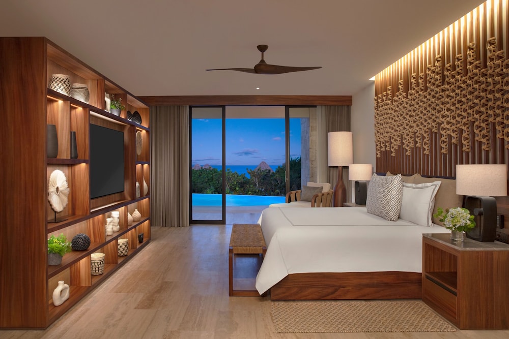 Preferred Club, Swim Out, Master, Suite, King Bed, Ocean Front