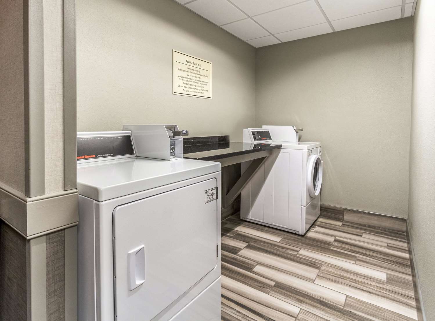 La Quinta Inn & Suites by Wyndham Cleveland - Airport North 39/44