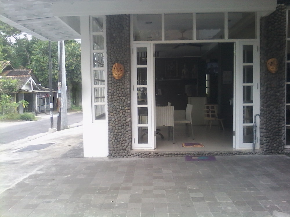 Griya Nendra Hotel 2/50