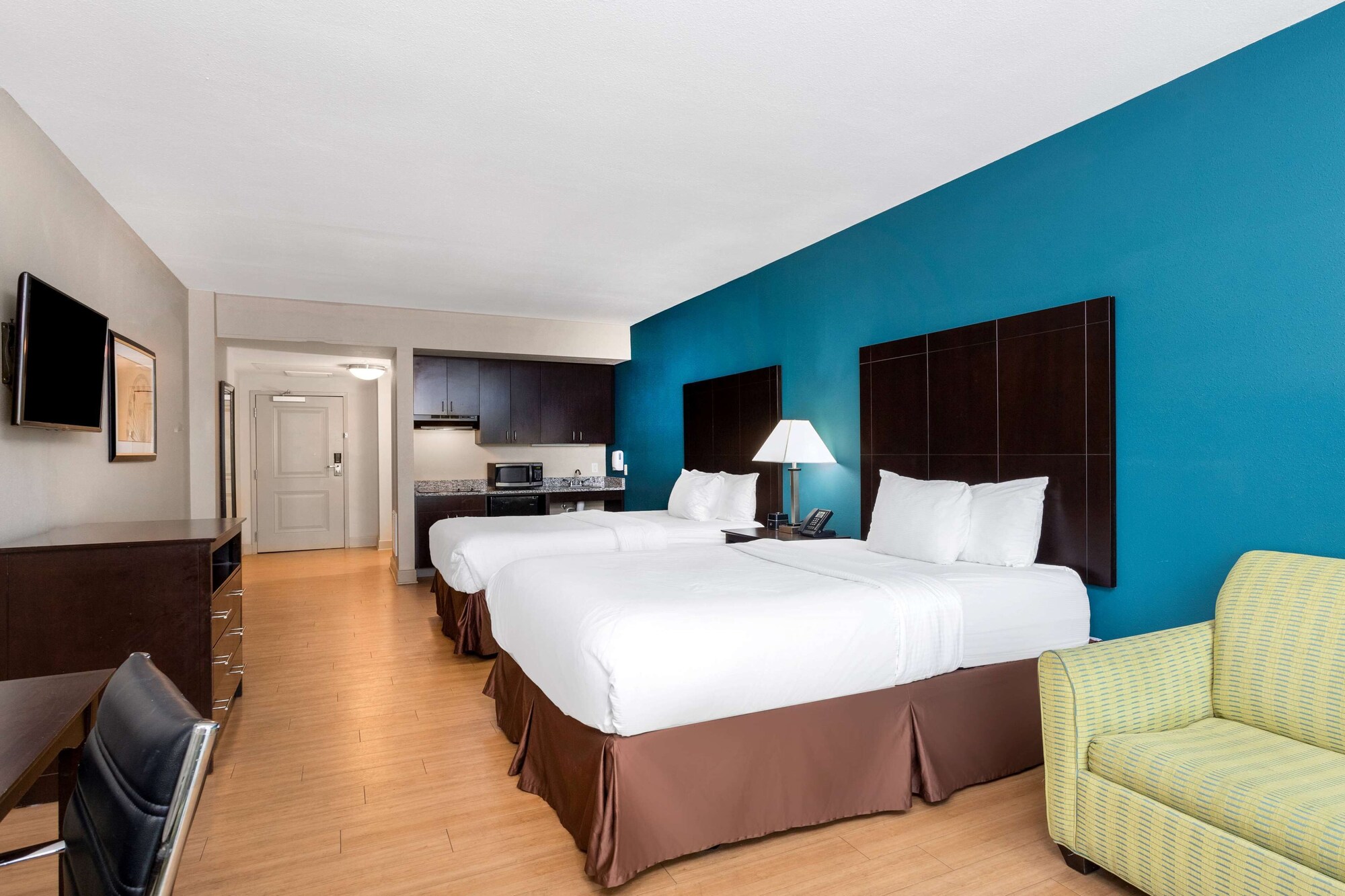 Efficiency, 2 Queen Beds, with View, Accessible