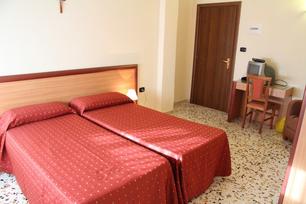 ROOM, DOUBLE BED