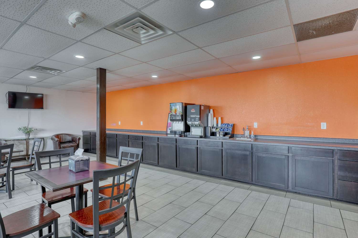 Econo Lodge Neenah 36/43