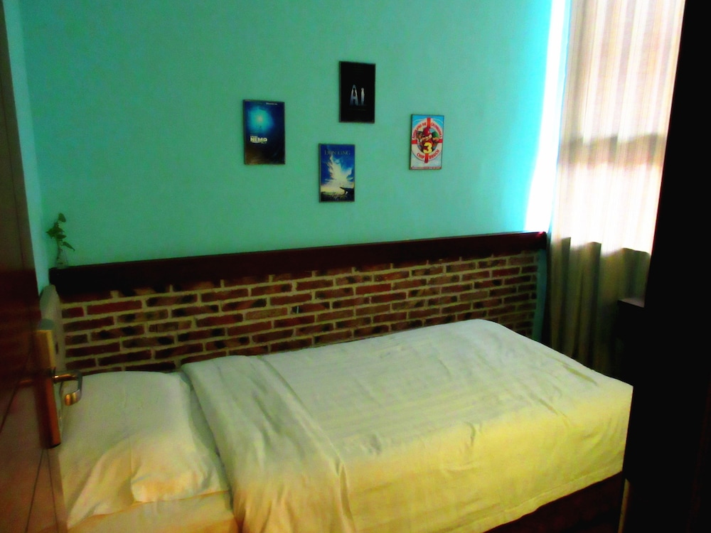 25 Four Seasons Youth Hostel 10/29
