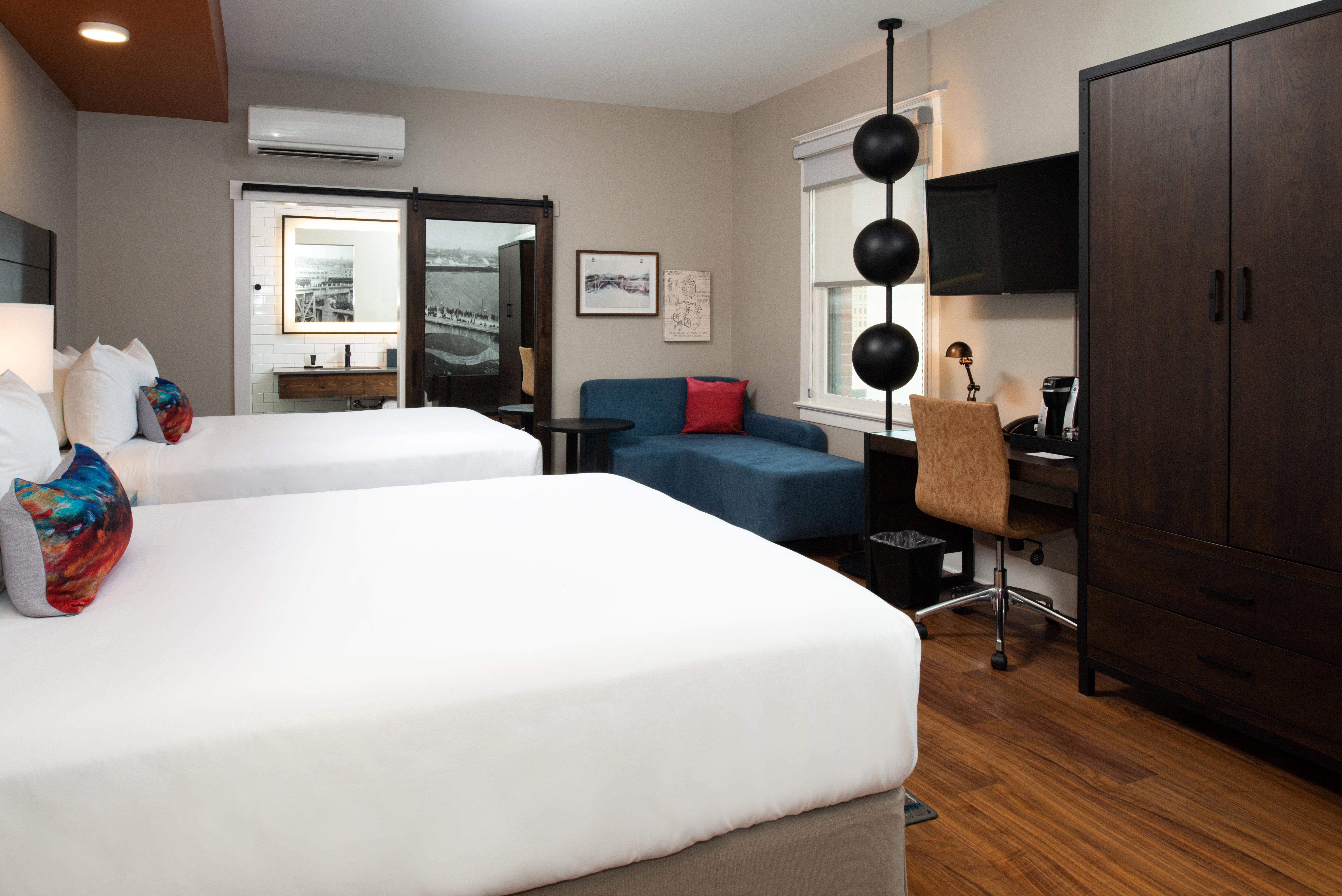 Room, 2 Queen Beds, City View