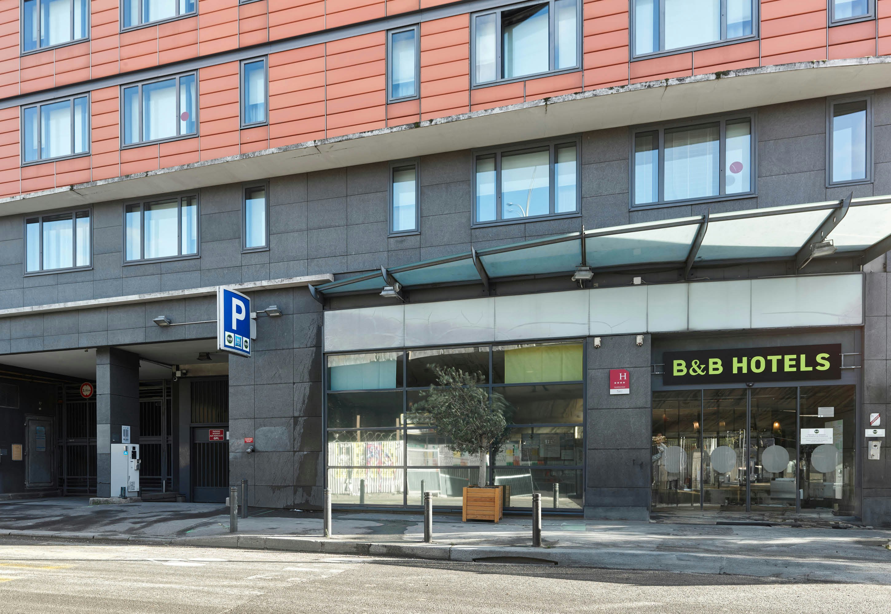 B&B HOME Paris Nord 18eme in SAINT DENIS