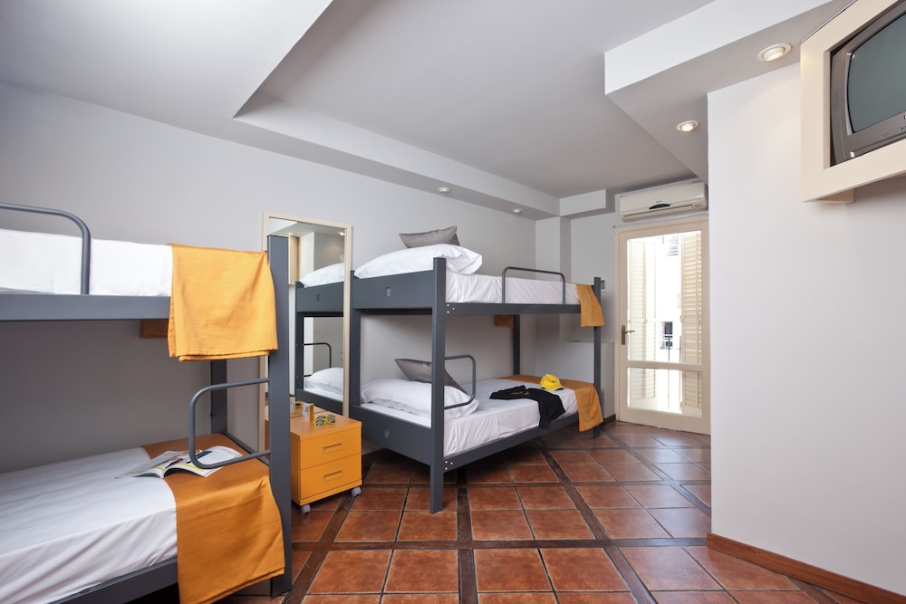 Hotel Ryans La Marina 32/69