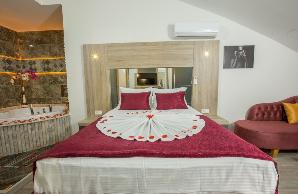 Elanis Suites 10/40