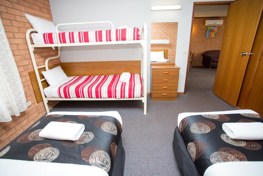 Blue Whale Motor Inn and Apartments 20/55