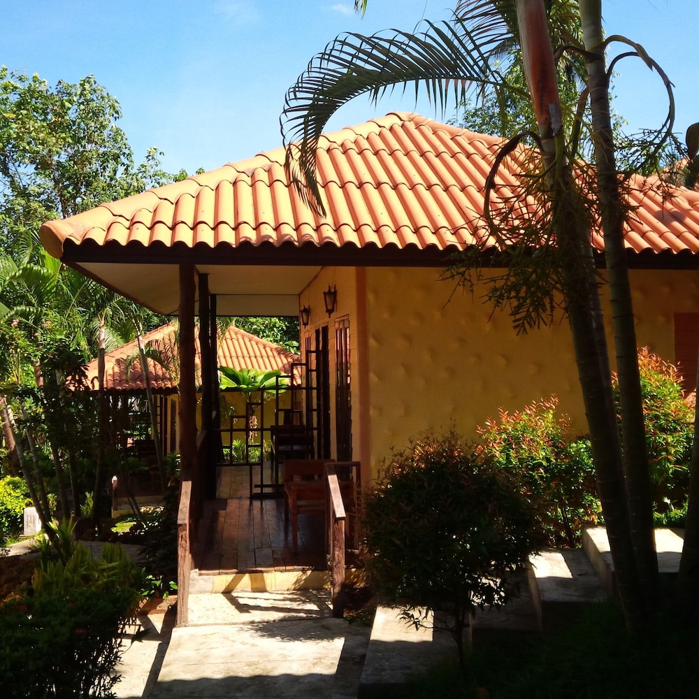 Paradise Bungalows 12/47