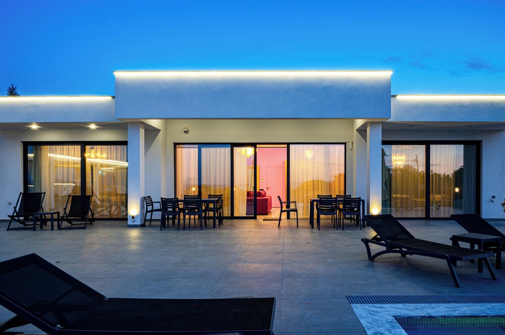 Continent Villas 53/64