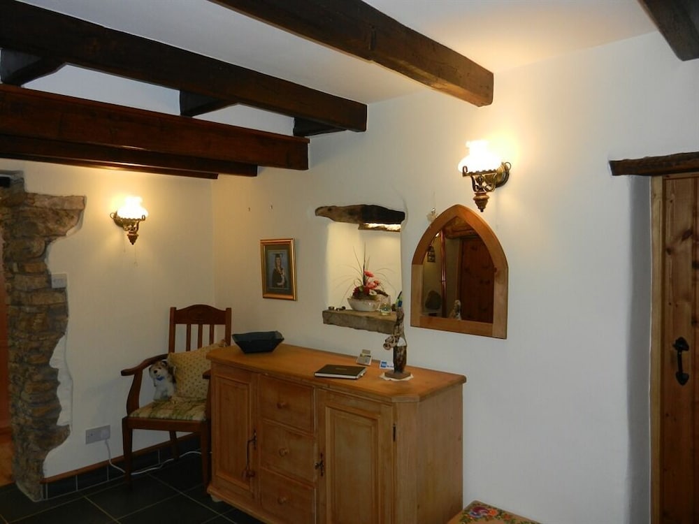 Armidale Cottages Bed & Breakfast 1/28