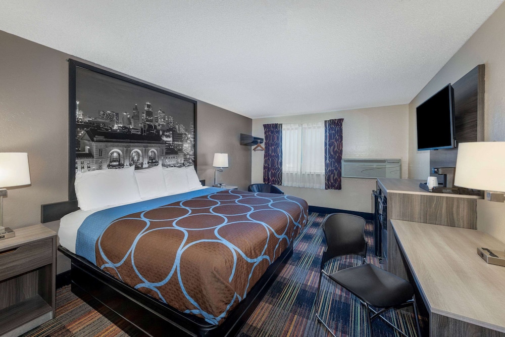 غرفة بسرير كينج لذوي الإعاقة، Super 8 By Wyndham Kansas City At Barry Road/Airport 5/8