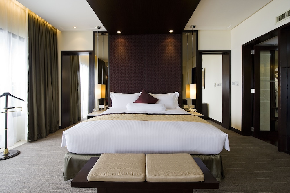 Sofitel Philippine Plaza Manila 24/75