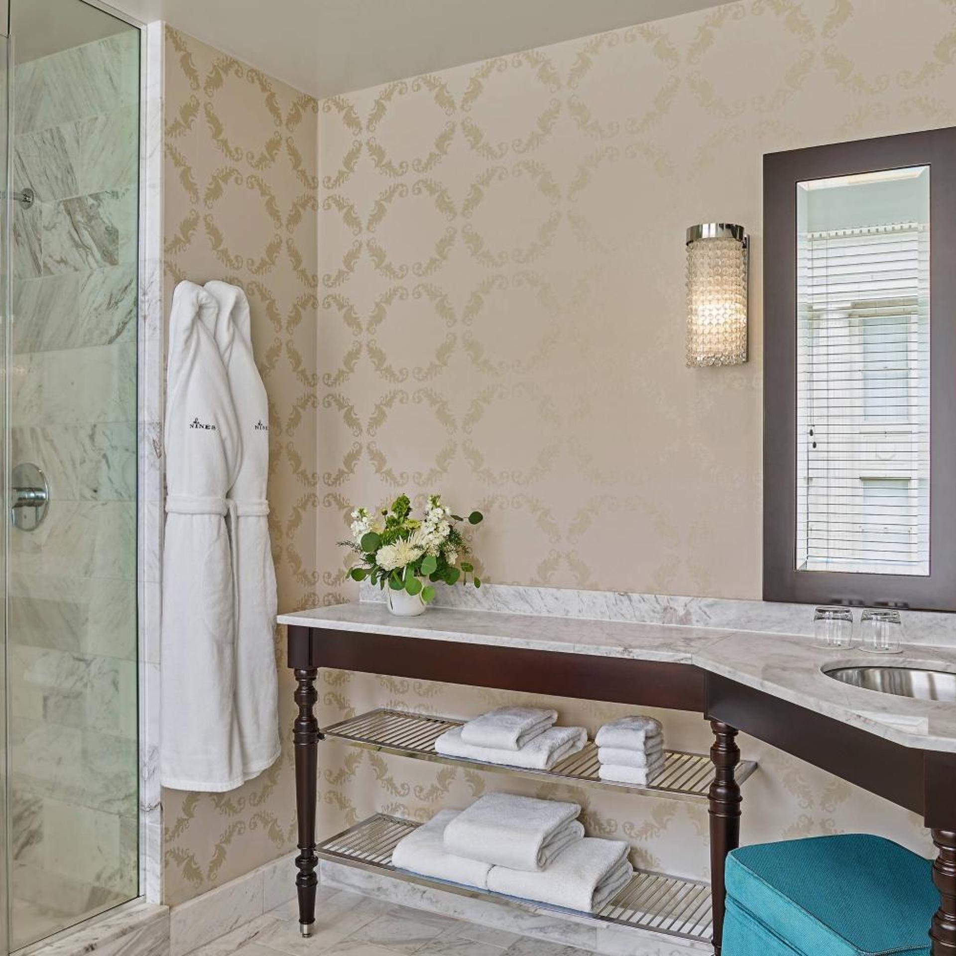 Deluxe, King Bed, Bathtub, Accessible
