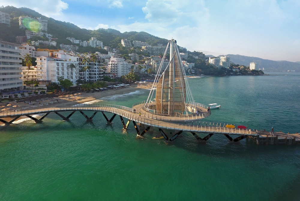 Emperador Vallarta Beachfront Hotel and Suites 64/74