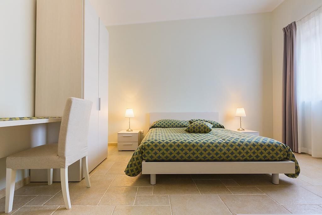 STUDIO, QUEEN BED, KITCHENETTE