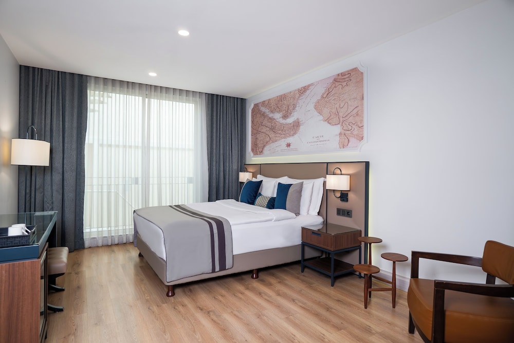 French, Queen Bed