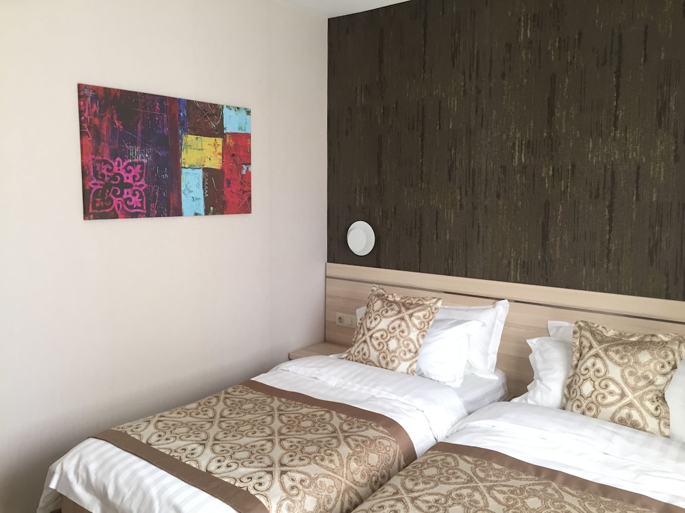 ECONOMY, DOUBLE OR TWIN BED