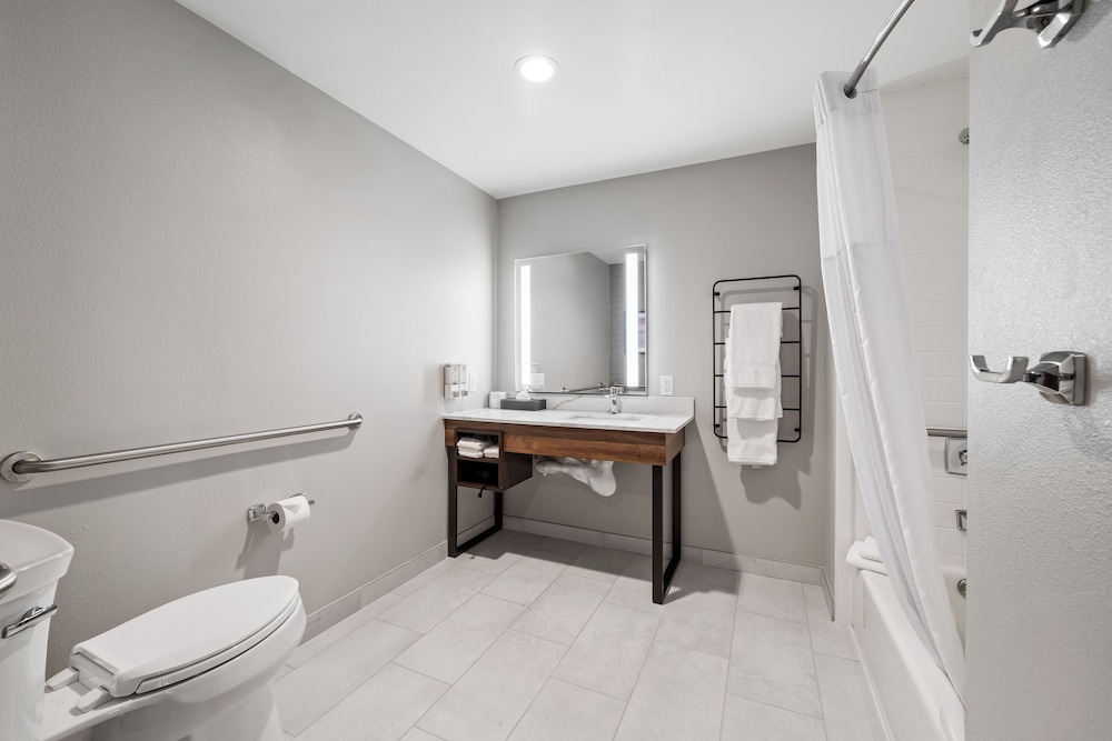 La Quinta Inn and Suites by Wyndham La Habra 59/60