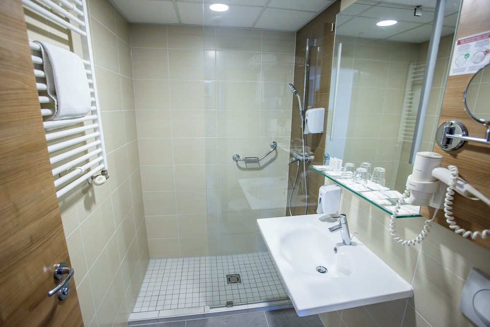 Expo Tower Hotel by Mellow Mood Hotels 80/82
