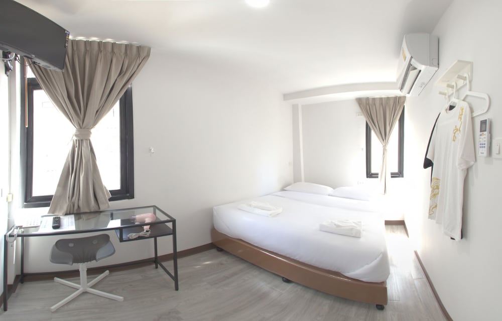 ECONOMY, QUEEN BED