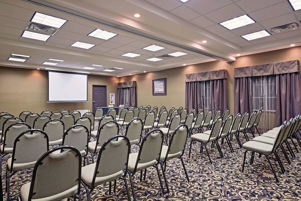 La Quinta Inn & Suites by Wyndham Fort Worth NE Mall 48/52