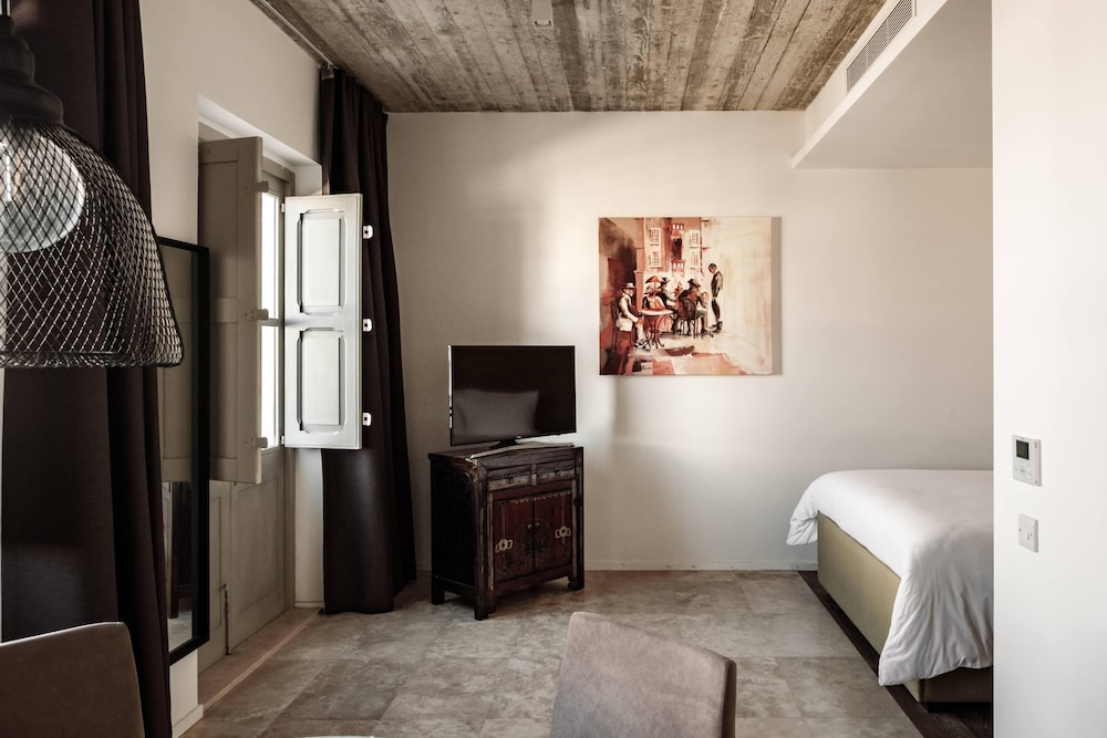 19 Rooms 28/71