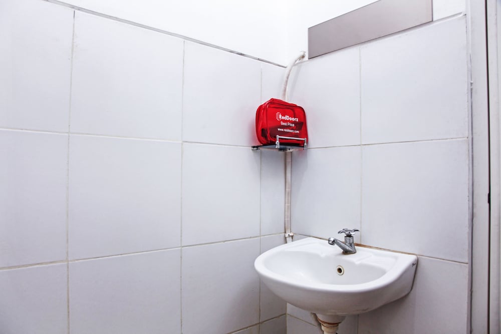 RedDoorz Plus near Galaxy Mall 38/39