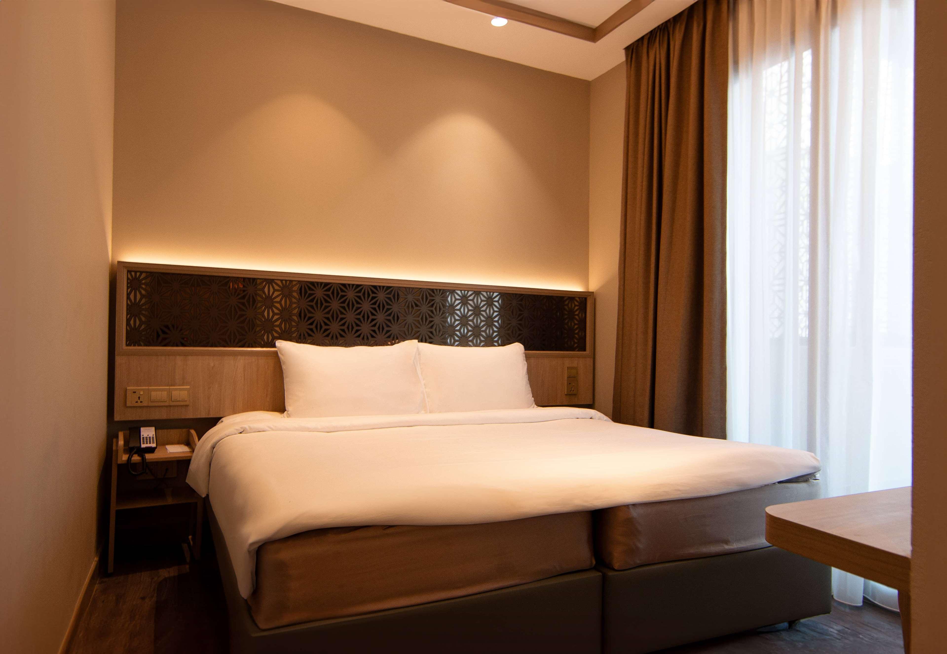 Aqueen Prestige Hotel Jalan Besar 18/42