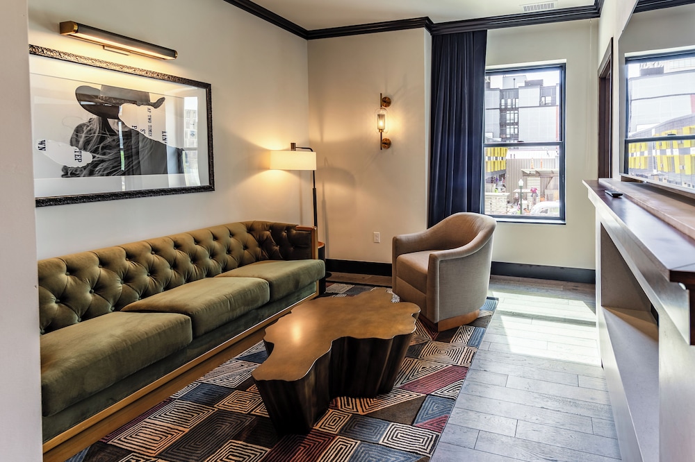 Hotel Renegade 32/50